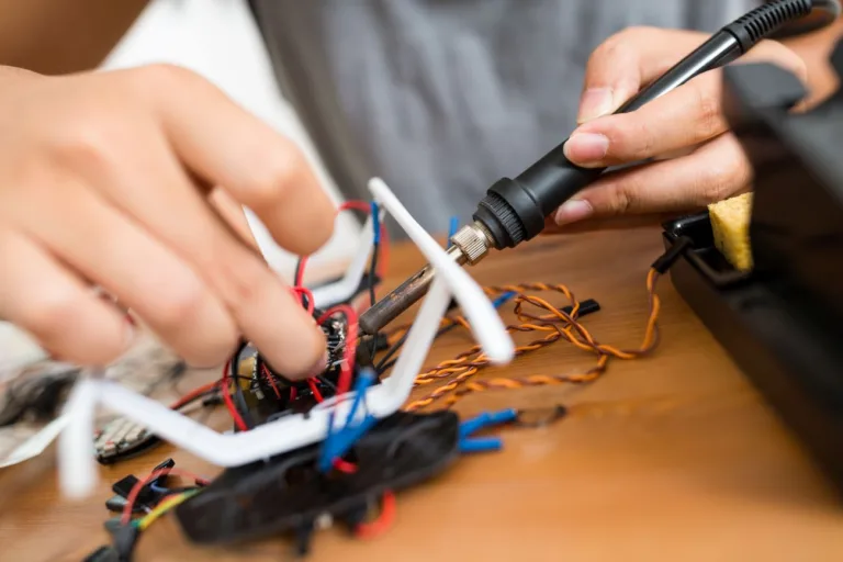 Jak zostać elektronikiem? Ścieżka kariery