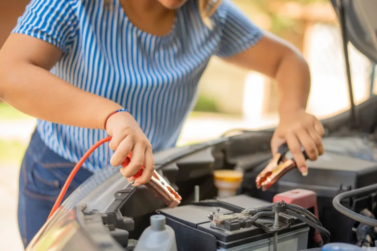 Jak podłączyć prostownik do akumulatora 12V